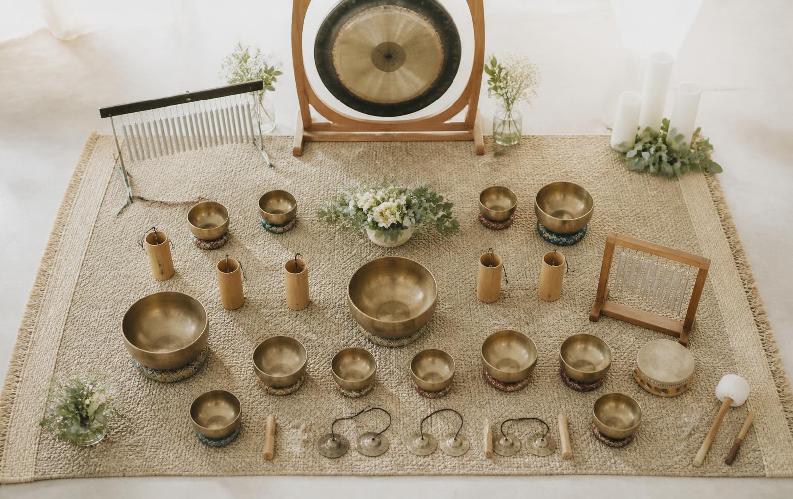 Ästhetisches Setup mit über zwölf Klanginstrumenten, Gong und Klangschalen
